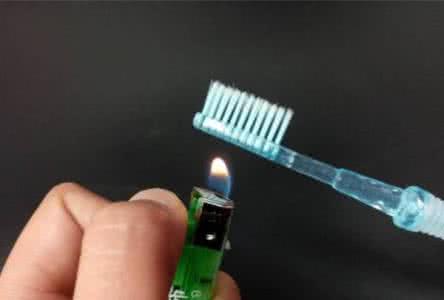 旧牙刷千万不要扔 旧牙刷千万不要扔，她用打火机轻轻一烧，奇迹出现了·······