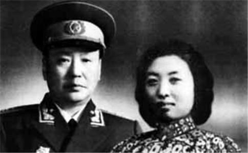 乌兰夫第一任妻子 乌兰夫妻子是谁