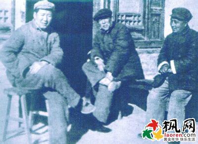 粉色星星呈直线坠落 1943~1945，王明在政治碰撞中直线坠落内情