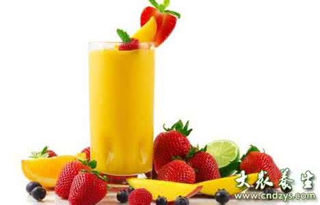 哑铃卧推常见误区 解读饮用鲜果汁的常见4大误区