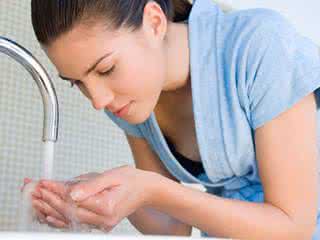 用牙膏洗脸有什么好处 牙膏洗脸有什么好处 牙膏洗脸不止有好处也要注意这些