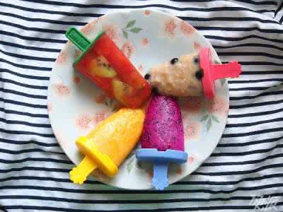 水果串怎样做出特色 自己动手，才能做出这样貌美如花的水果冰冰乐！