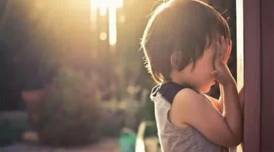 记恨父母的孩子的心理 别让孩子记恨你一辈子:不管多丢脸,都要和他站在同一边!