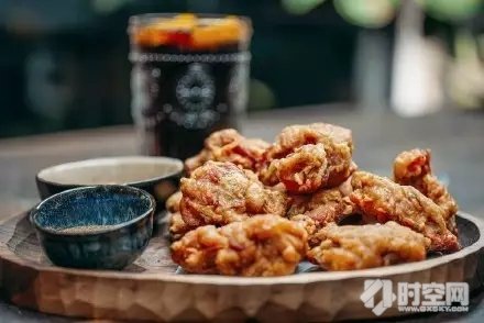 炸酥肉的做法 现炸小酥肉的详细做法来啦！边看电视边吃，爽！