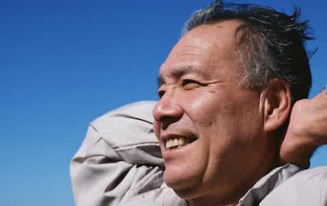 老年人哮喘吃什么药 关爱老人健康 老年人阵发性哮喘的症状你知道吗