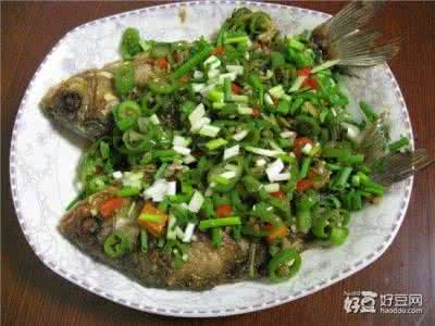 葱香鲫鱼的做法 香葱烧鲫鱼的做法