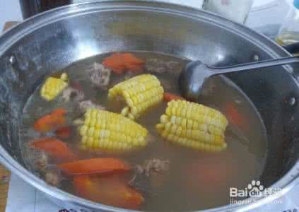 玉米胡萝卜猪骨汤 【详图细解】玉米胡萝卜猪骨汤的做法
