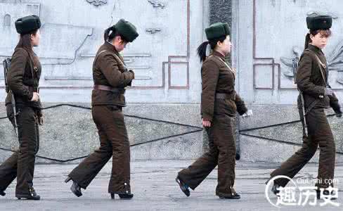 英姿飒爽的朝鲜女兵 朝鲜女兵英姿飒爽 穿10厘米高跟鞋挎枪巡逻