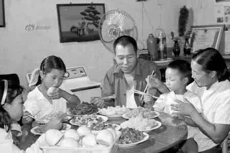 小康之家购物发家史 80年代,中国最早的一批小康之家,过的日子什么样?