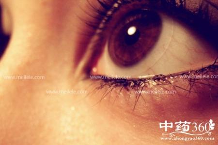 戴隐形眼镜的注意事项 戴隐形眼镜注意事项 隐形眼镜的危害 隐形眼镜注意事项
