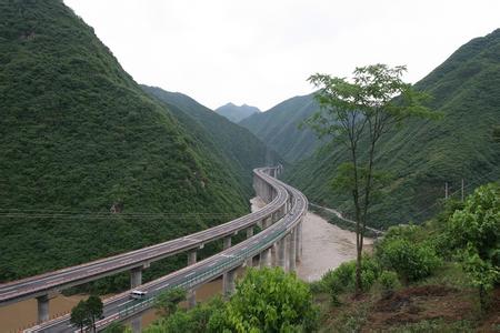 大巴山和秦岭的区别 翻大巴山 穿大秦岭 行走小康高速