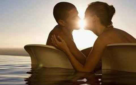 慵懒的低发髻怎么扎 慵懒的性生活怎么改变？