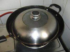 极度讨厌老家的亲戚 家里的锅盖油腻不堪 老家来的亲戚说了个方法 贼有效
