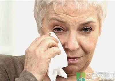 老年人眼睛流泪 老年人常流泪是怎么回事