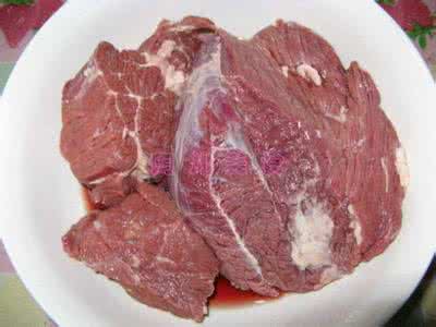 五香酱牛肉如何腌制 密制五香酱牛肉的图示方法