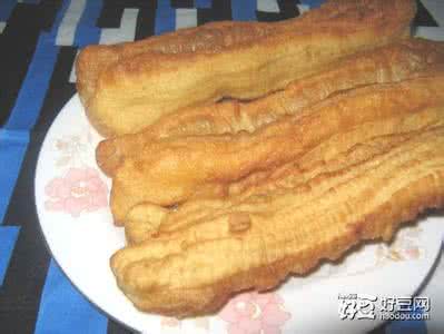 家庭自制炸油条的做法 炸油条的做法大全 自制油条非常健康