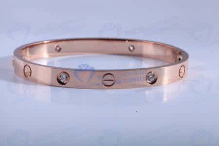 卡地亚情侣手镯 卡地亚手镯戴法 卡地亚情侣手镯戴法有哪些