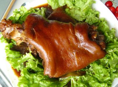 肘子肉的家常做法 肘子的家常做法 家常肘子，做法简单，肥而不腻，肉烂而不柴，喜欢可以试试哦！