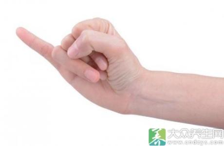 手指头莫名其妙肿了 手指头莫名麻 灼热感 手指莫名地出现麻痛是什么原因？