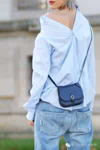 美女穿白衬衫洗澡 又到穿衬衫的时节,三件就能美一季