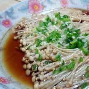 葱油金针菇 葱油金针菇——10分钟快手菜，你绝对不能错过的美味