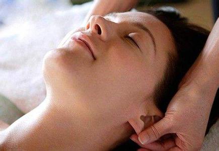 睡前减肥动作三天见效 捏耳朵竟有如此神效！睡前按一按，赶走各种病