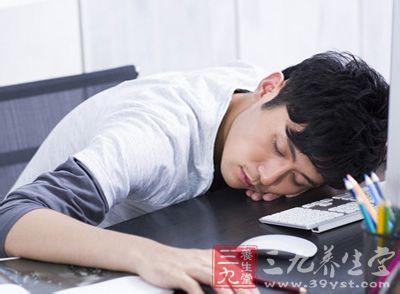 腰突专家 专家称长期趴桌上睡易诱发“腰突”