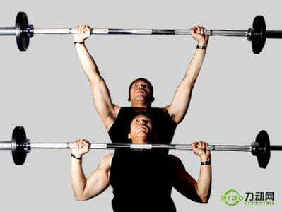 杠铃卧推的正确方法 卧推杠铃的作用有哪些