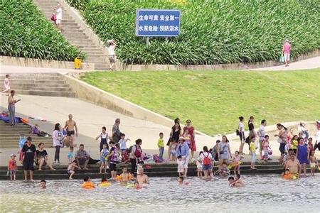 学生戏水四人溺亡 学生戏水四人溺亡 3岁男孩戏水溺亡,挣扎3分钟没人发现,而妈妈就在一旁玩手机……