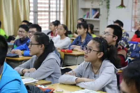 外教练口语 怪诞外教:让学生互练口语3个月!全班46人听力满分!