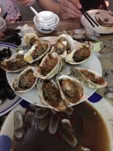 吃海鲜可以喝啤酒吗 吃海鲜可以喝啤酒吗 吃海鲜可以喝啤酒吗？吃海鲜喝啤酒有哪些危害