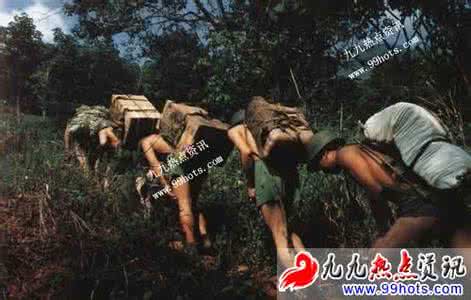 老山战役中震撼的照片 老山前线最罕见照片:裸体送补给