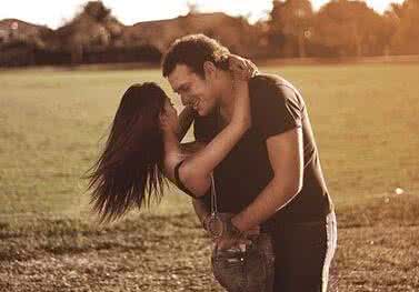 女人最喜欢男人这几招 男人最喜欢哪种类型的女人 教你如何稳稳抓住男人心