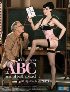 刘颖伦 刘颖伦演绎复古时尚 从脱衣舞娘到复古设计师，她演绎最优雅的色情