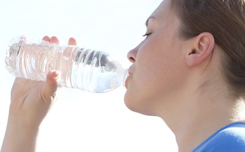 新生儿夏季需要喝水吗 夏季喝水,需要掌握六个技巧!