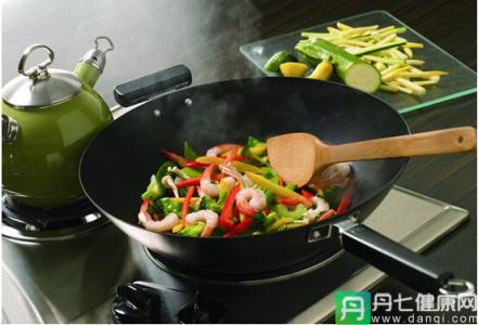 炒菜永久不粘锅小窍门 炒菜永久不粘锅小窍门 菜又炒焦了?快试试这个炒菜不粘锅的方法吧