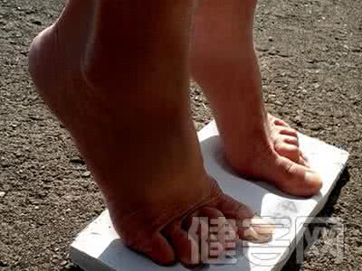 踮脚补肾 【按摩诀窍】闭眼能养肝 踮脚可补肾 摇头转颈提精神《浙江老年报》