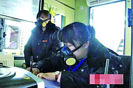 戴防毒面具上班 湖南高速收费站工作员戴防毒面具上班