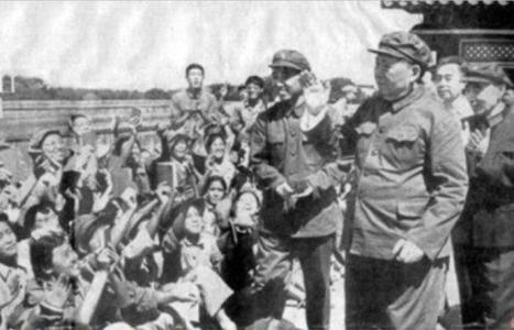毛主席接见红卫兵视频 绝密照片：毛泽东接见红卫兵时出现的重大意外（组图）