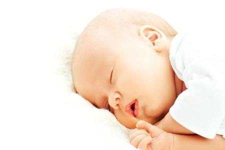 新生儿错误吃奶姿势图 新生儿哪种睡眠姿势最舒服