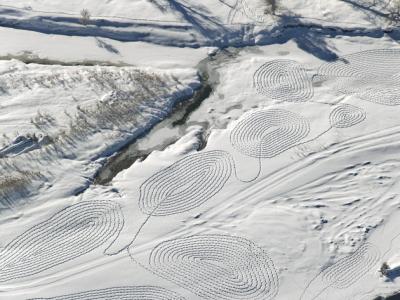 雪地里的小画家 航拍雪地上的人工巨型画