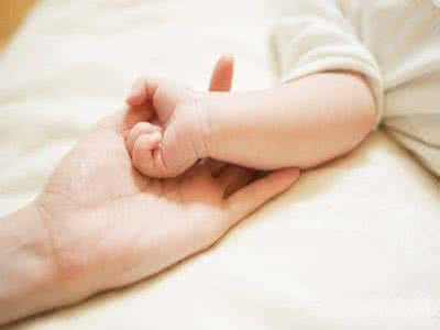 宝宝手心热怎么回事 宝宝手心热怎么回事 宝宝手心热是怎么回事