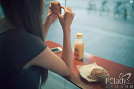 以此类推 高富帅老公当众爆床照片，以此来逼她离婚，结果她却这么做..