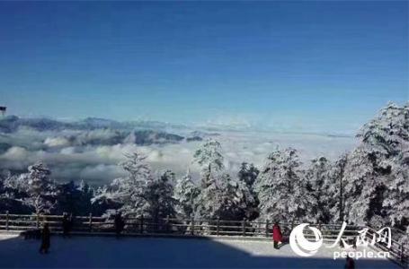 峨眉山金顶 峨眉山迎来初雪 金顶冰雪世界美如仙境