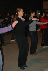 装修注意 老人跳广场舞要注意什么 如何跳才健康