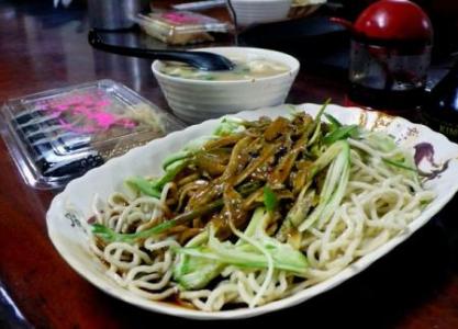 炎热的夏天吃什么好 炎热的夏天，来吃凉面吧！