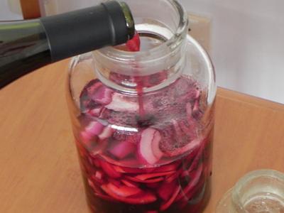 洋葱泡红酒的惊人好处 洋葱红酒的好处 洋葱泡红酒对人体有好处吗