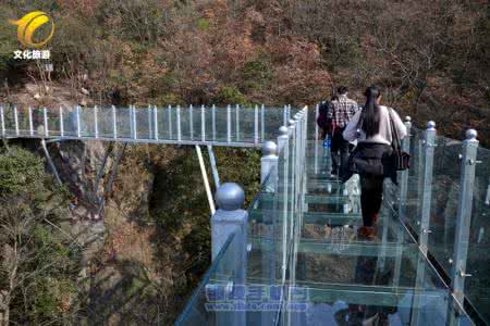 马仁奇峰玻璃栈道 马仁奇峰 空姐在马仁奇峰玻璃栈道练胆，现场堪比惊险3D大片