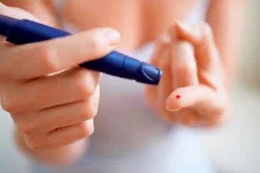 高血糖并发症  【疾病诊疗】血糖过度波动更容易引起并发症，应该怎么办