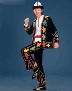 柯尔克孜族的服饰 柯尔克孜族的服饰 柯尔克孜族穿什么衣服?